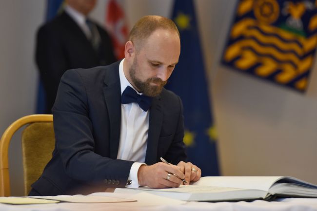Viskupič sa vzdá postu v NR SR i v tieňovej vláde