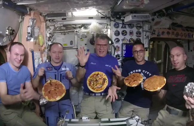 Video: Posádka na ISS si urobila prvú „pizza párty“ vo vesmíre