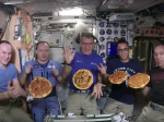 Video: Posádka na ISS si urobila prvú „pizza párty“ vo vesmíre