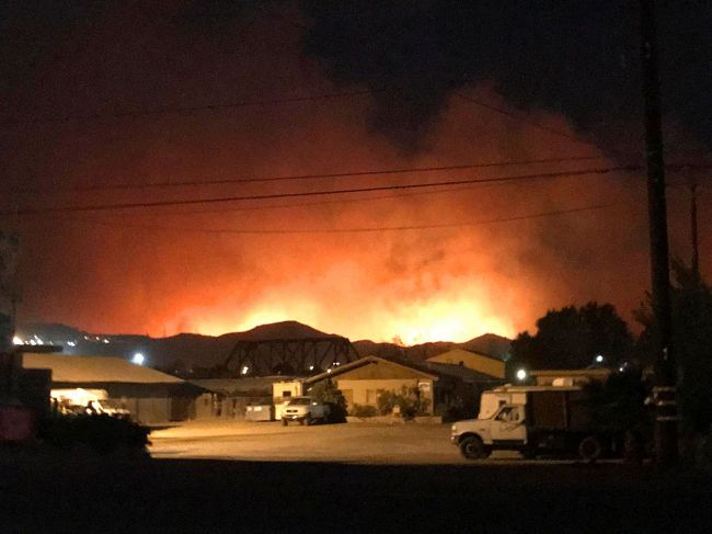 Požiar v južnej Kalifornii si vyžiadal evakuáciu tisícov obyvateľov
