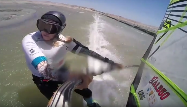 Video: Keď je na surfe, ide ako víchor! Táto žena prekonala svetový rýchlostný rekord