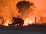 Video: Muž riskoval svoj život, aby zachránil králika pred požiarom