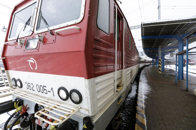 Cestovné poriadky autobusov a vlakov sa od nedele 10. decembra upravujú