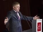 Fico: Nebránim sa pozerať jedným okom dopredu, druhým dozadu