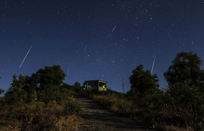 Čaká nás krásne nebeské divadlo: Meteorický roj a viditeľný asteroid