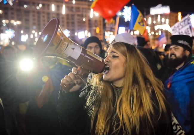 Desaťtisíce Rumunov demonštrovali proti novej antikorupčnej legislatíve