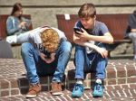 Deťom vo Franúcúzsku od septembra 2018 úplne zakážu na školách mobilné telefóny