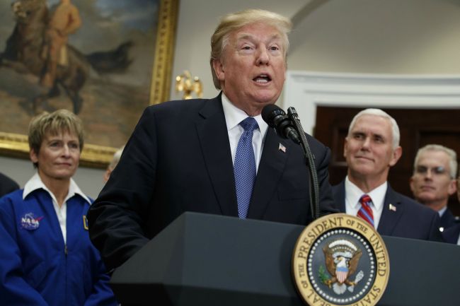 Trump chce opäť lietať na Mesiac a neskôr aj na Mars