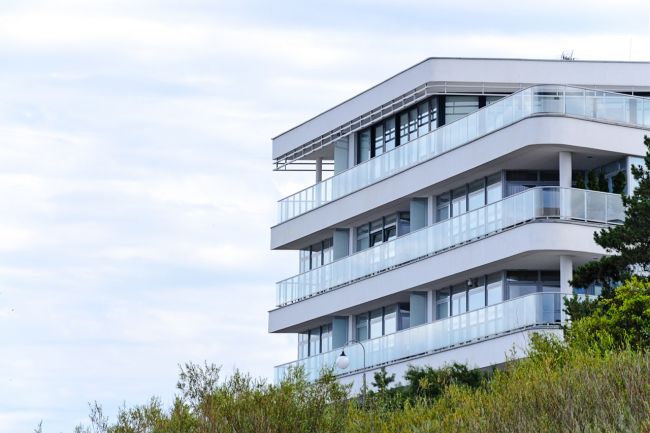Jedenásť žiakov utrpelo zranenia pri páde z balkóna