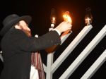 Židovskí veriaci na celom svete začnú po západe slnka sláviť Chanuku