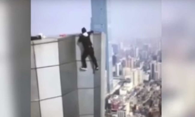 Video: Celý život lozil po mrakodrapoch, jeden sa mu napokon stal osudným