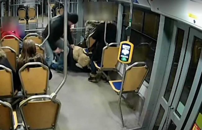Video: Ostravčan brutálne napadol cestujúceho v MHD, ktorého zachránila žena so zbraňou