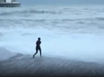 Video: Žena sa vrhla do rozbúreného mora, aby zachránila topiaceho sa psa