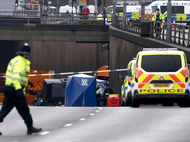 V britskom Birminghame sa zrazilo šesť áut, zahynulo šesť ľudí