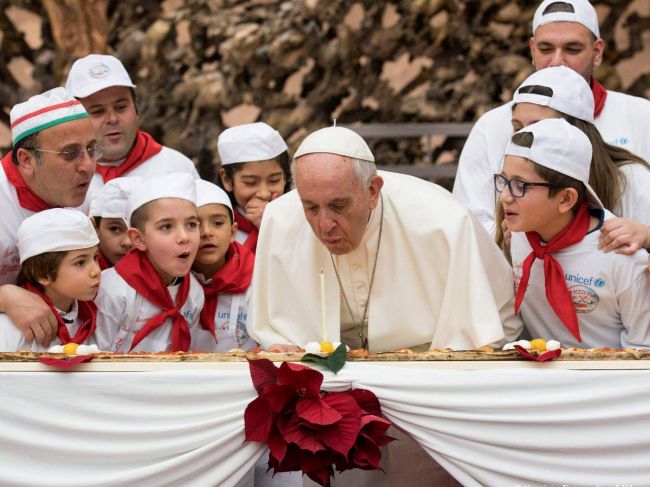 FOTO: Pápež František strávil svoje 81. narodeniny s deťmi z pediatrickej kliniky
