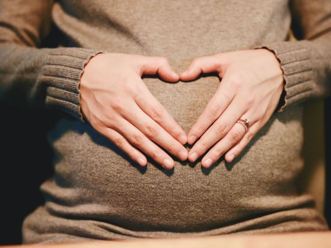 Tehotné ženy nemusia riešiť núdzu potratom, pomôcť im vedia rôzne organizácie