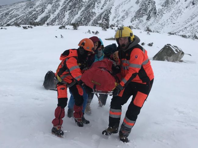 Leteckí záchranári na poľskej strane Vysokých Tatier pomohli zranenému turistovi