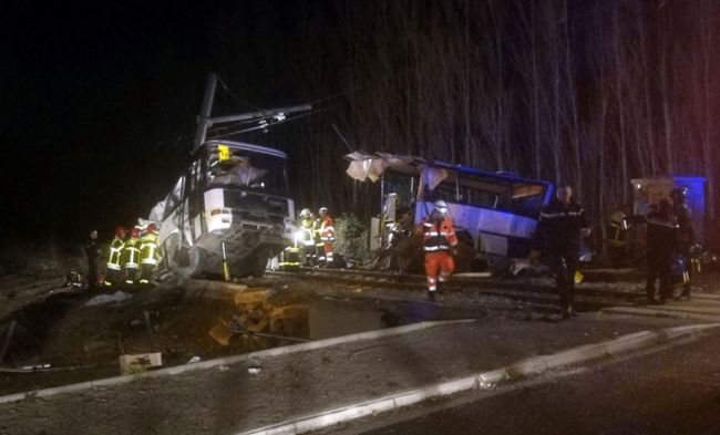 Zrážka školského autobusu a vlaku vo Francúzsku má šiestu obeť