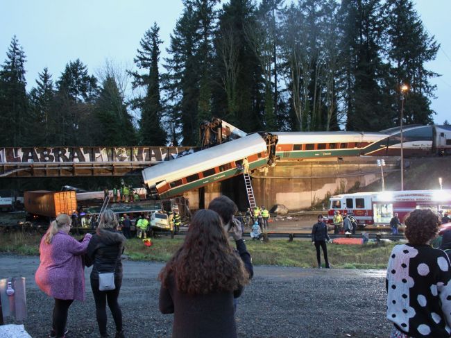 Vlak, ktorý sa vykoľajil vo Washingtone, išiel nepovolenou rýchlosťou