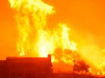 Hasiči majú mohutný požiar v Kalifornii spolovice pod kontrolou