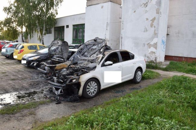 Michalovčana obvinili z úmyselného podpálenia motorových vozidiel