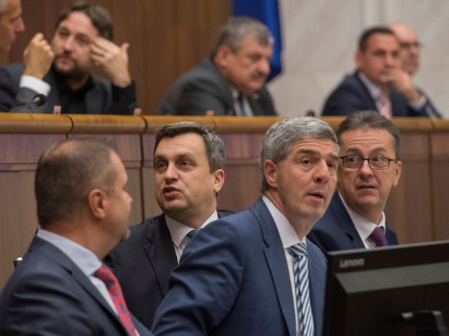 Poslanci sa pred Vianocami ešte vrátia do lavíc. Prezident vetoval zákon