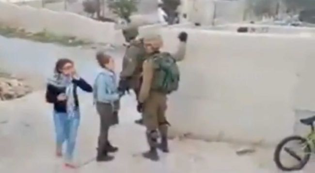 Video: Palestínska tínedžerka fackala izraelských vojakov, armáda ju zatkla