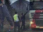 Video: Ružomberskí policajti sa prebíjali do českého kamiónu, vodič nechcel otvoriť