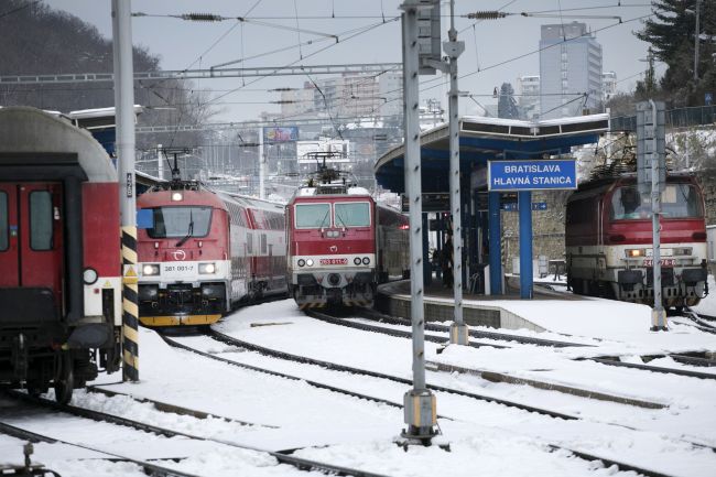 Niektoré vlaky na východ Slovenska sú pred Vianocami už takmer obsadené