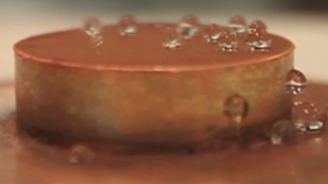 Video: Tento zázračný materiál neznáša vodu. Pozrite, ako od neho odskakuje!