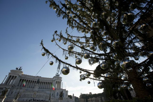 Foto: Rimania svoj vianočný stromček v centre mesta nazývajú "Prašivec"
