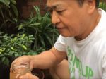 Video: Pravidelne si vyplachuje oči vodou s čili, tvrdí, že mu to zlepšuje zrak