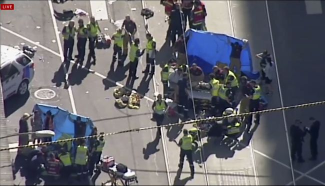 V Melbourne vrazilo auto do ľudí, hlásia ranených