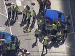 V Melbourne vrazilo auto do ľudí, hlásia ranených