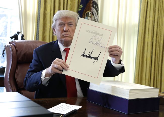 Trump je veľmi hrdý na zákon o daňovej reforme, ktorý práve podpísal