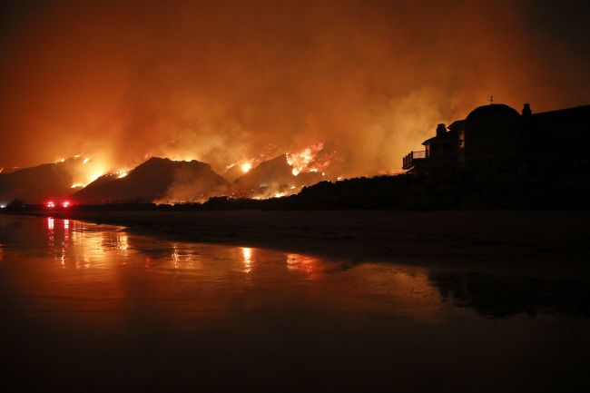 Požiar vyčíňajúci v Kalifornii vyhlásili za najväčší v dejinách štátu