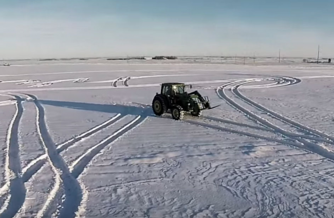 Video: Farmár vytvoril pomocou traktora krásny odkaz v snehu