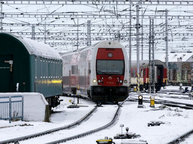 Situácia v železničnej doprave je stabilizovaná, tieto vlaky však ešte meškajú
