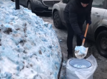 Video: Obyvateľov Petrohradu prekvapil modrý sneh