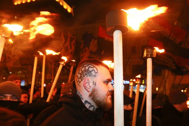 Ukrajinskí nacionalisti usporiadali fakľové pochody na poctu Stepanovi Banderovi