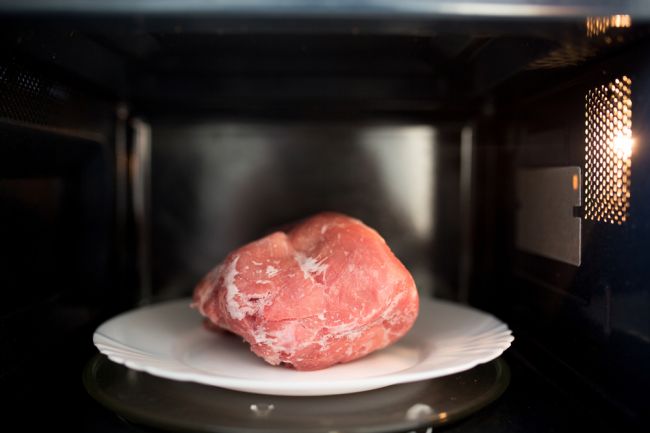 Prečo by ste nikdy nemali rozmrazovať mäso v mikrovlnke?