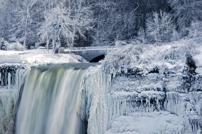 Video: Mrazivé počasie v Amerike zmenilo Niagarské vodopády na ľadovú krajinu zázrakov