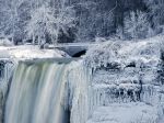 Video: Mrazivé počasie v Amerike zmenilo Niagarské vodopády na ľadovú krajinu zázrakov