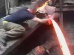 Video: Muž nemá problém vopchať ruku do taveného kovu