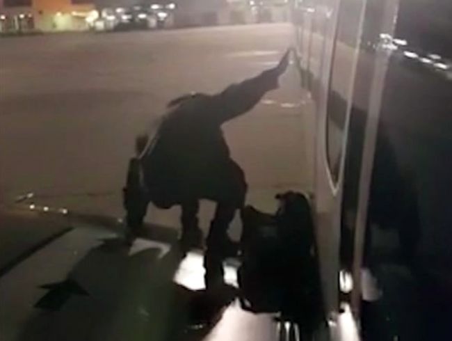 Video: Netrpezlivému pasažierovi sa už viac nechcelo čakať, z lietadla vystúpil cez krídlo