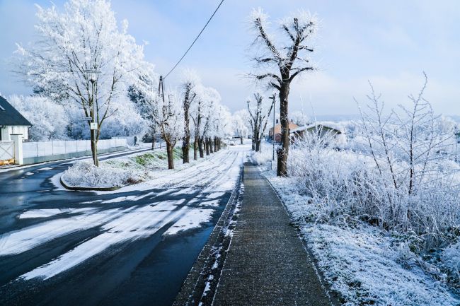 Na severe Čiech má napadnúť až do 20 cm snehu, niektoré cesty sú uzavreté
