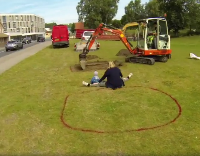 Video: Muž vybagroval dve veľké jamy. Z toho, čo urobil potom, budete ohromení