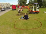Video: Muž vybagroval dve veľké jamy. Z toho, čo urobil potom, budete ohromení