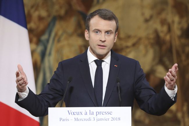 Macron chce v roku 2018 pripraviť zákon o boji proti "fake news"