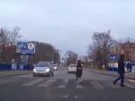 Video: Vodič nezastal chodcom na priechode. Karma si ho našla hneď za rohom